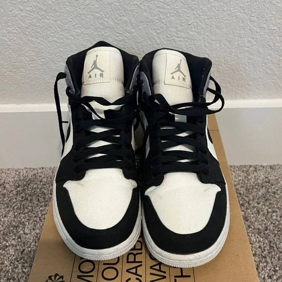 Jordan | Shoes | Jordan Mens Black And White Hightop  display picture 3